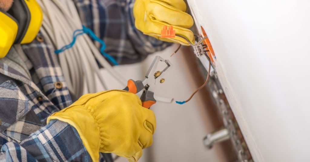 Consertos e manutenções elétricas em Serra